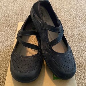 Earth Origins black leather shoe. Size 8.5
